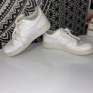 Nike women’s White Low-Top Sneakers